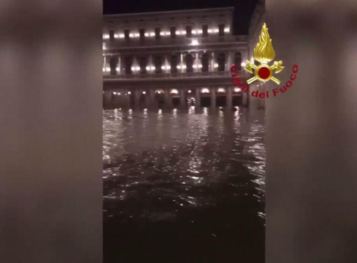 ACQUA ALTA RECORD A VENEZIA, SINDACO CHIEDE LO STATO DI CRISI - 