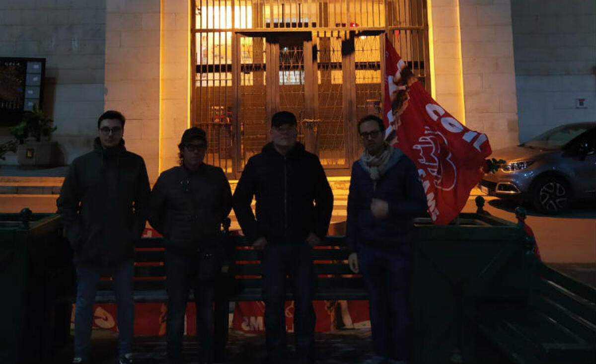 Dopo le promesse sono di nuovo senza lavoro, protesta ad oltranza lavoratori strisce blu - I lavoratori e Corallo davanti a Palazzo di Città