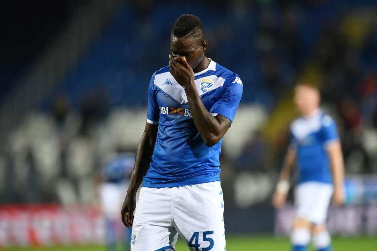 TENSIONE IN ALLENAMENTO AL BRESCIA, GROSSO ALLONTANA BALOTELLI -