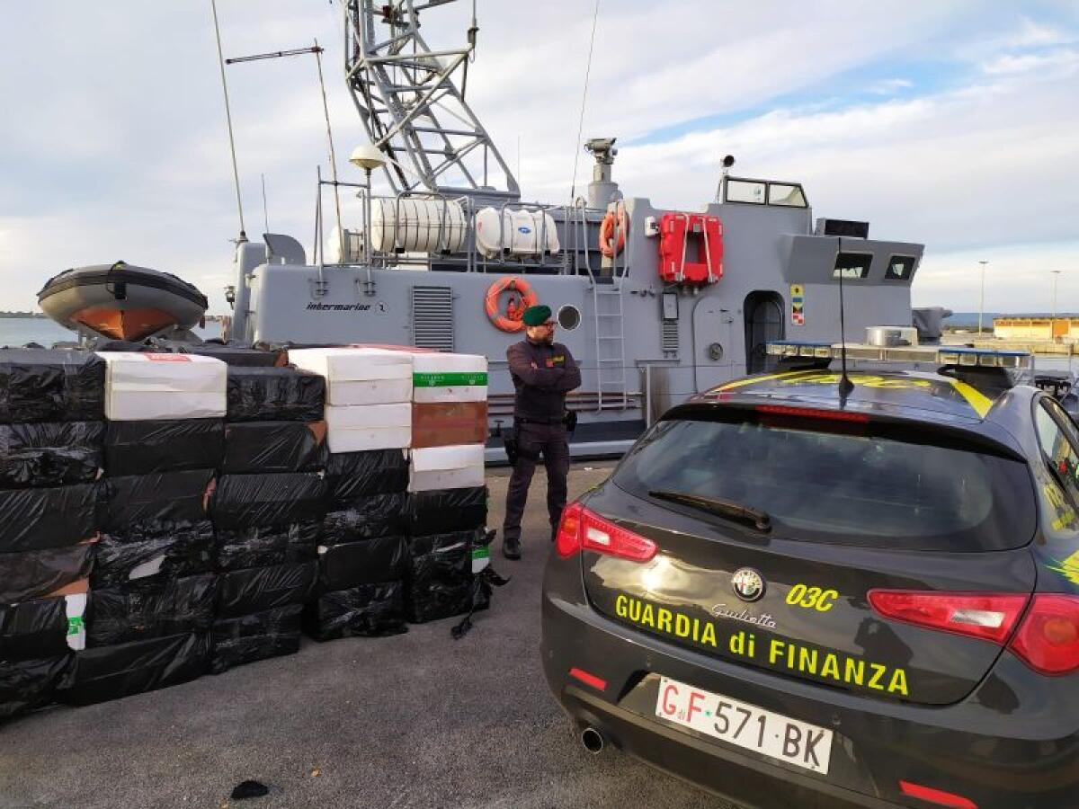 SEQUESTRATE 7 TONNELLATE DI SIGARETTE NEL CANALE DI SICILIA,17 ARRESTI - 
