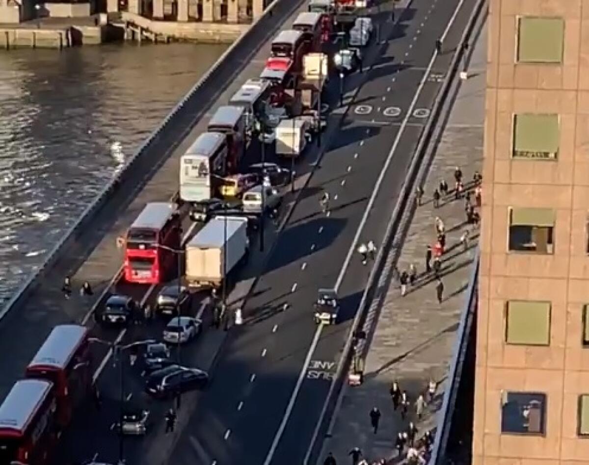 ATTACCO AL LONDON BRIDGE, POLIZIA UCCIDE L’AGGRESSORE - 