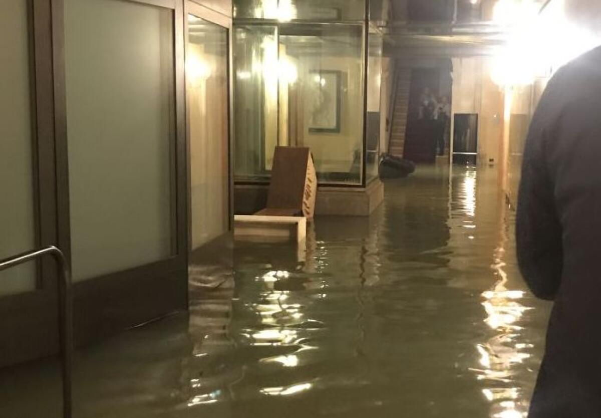 ACQUA ALTA RECORD A VENEZIA, MORTE DUE PERSONE - 