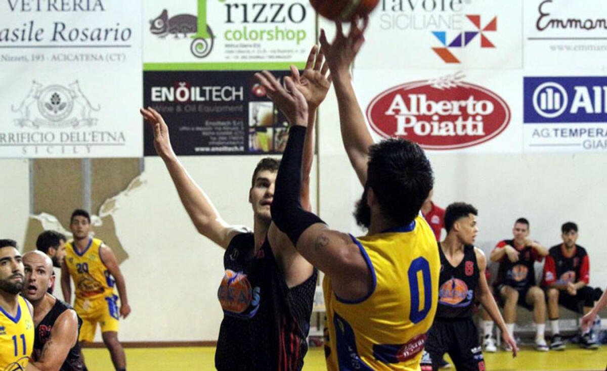 Melfa's Gela Basket, una vittoria amara: rubati i portafogli agli arbitri - 