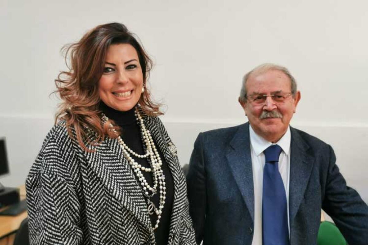 Natale più brioso per i corsisti dell'Enaip, consegnati 80 mila euro - Da sinistra Angela Costa (tutor Enaip) e Giuseppe Garufo (direttore Enaip di Caltanissetta).