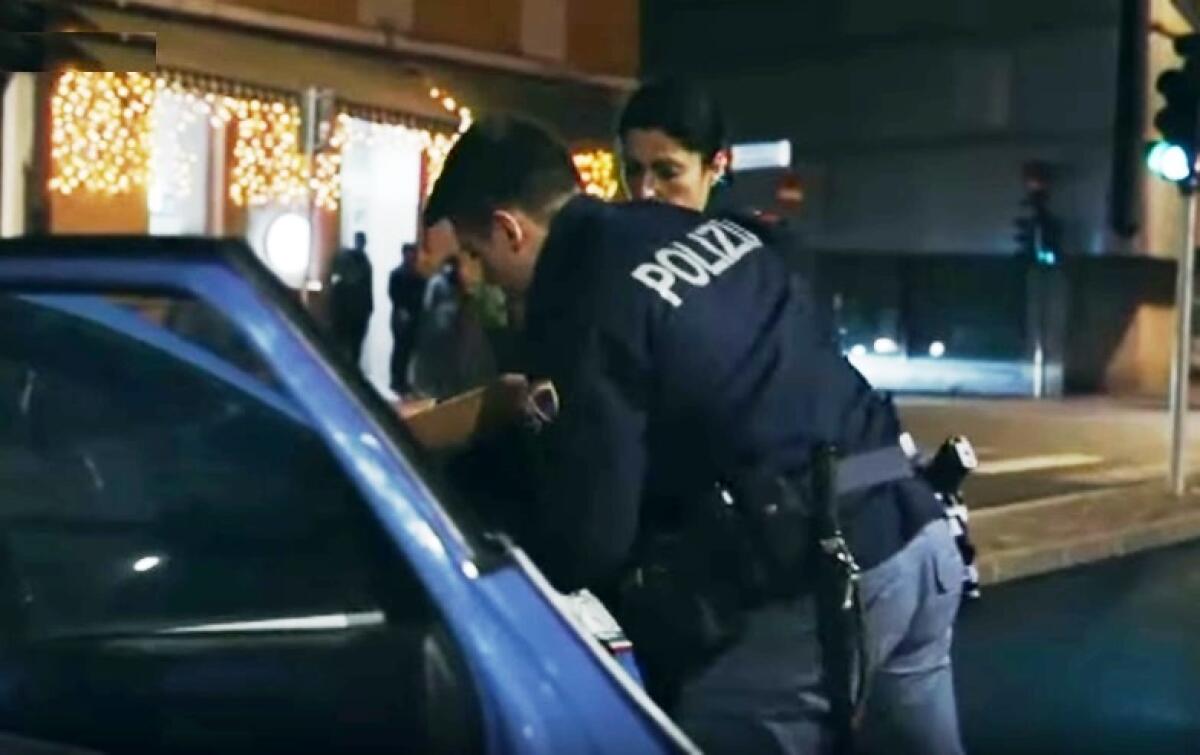 Picchia la moglie per usare la card del reddito di cittadinanza: arrestato - 