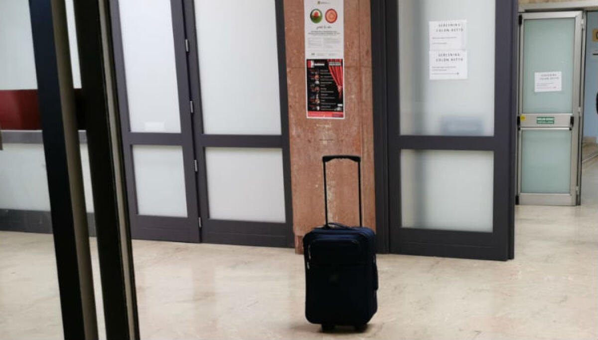 Una valigia "sospetta" nella hall dell'ospedale, allertati carabinieri: rintracciato proprietario - La valigia lasciata nella hall del nosocomio