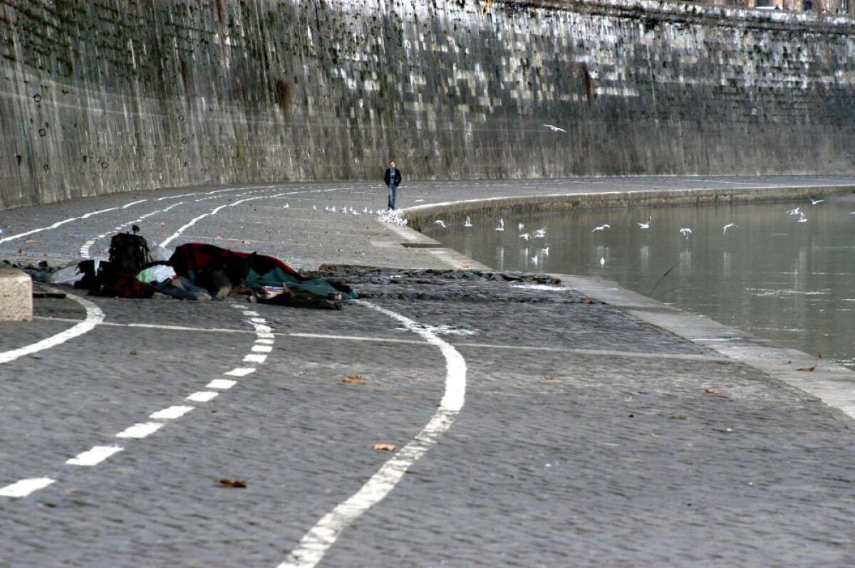 ROMA, CLOCHARD TROVATO MORTO IN UN PARCHEGGIO - 