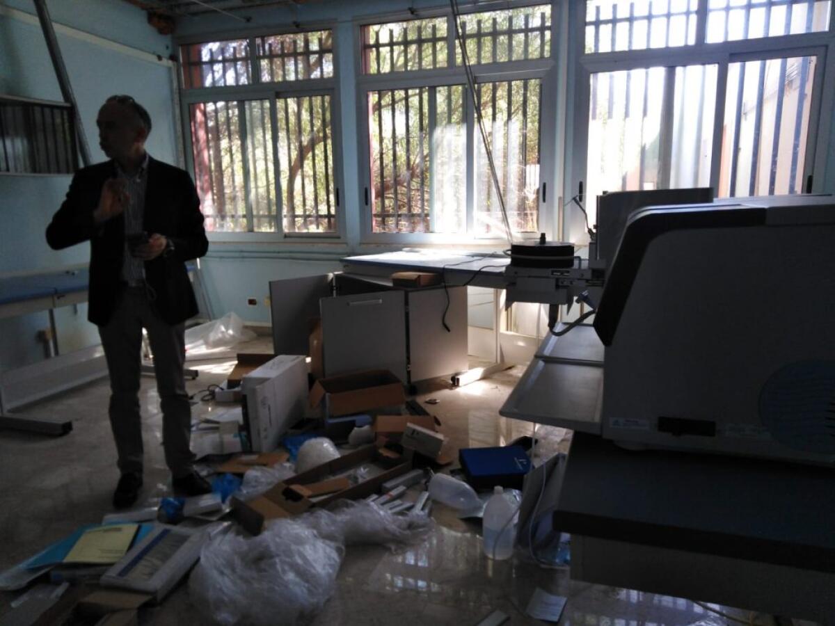 Nella città dei malati e dei morti un centro ricerche distrutto, ora tutto ritorna a Caltanissetta - Il senatore Lorefice all'interno del laboratorio distrutto