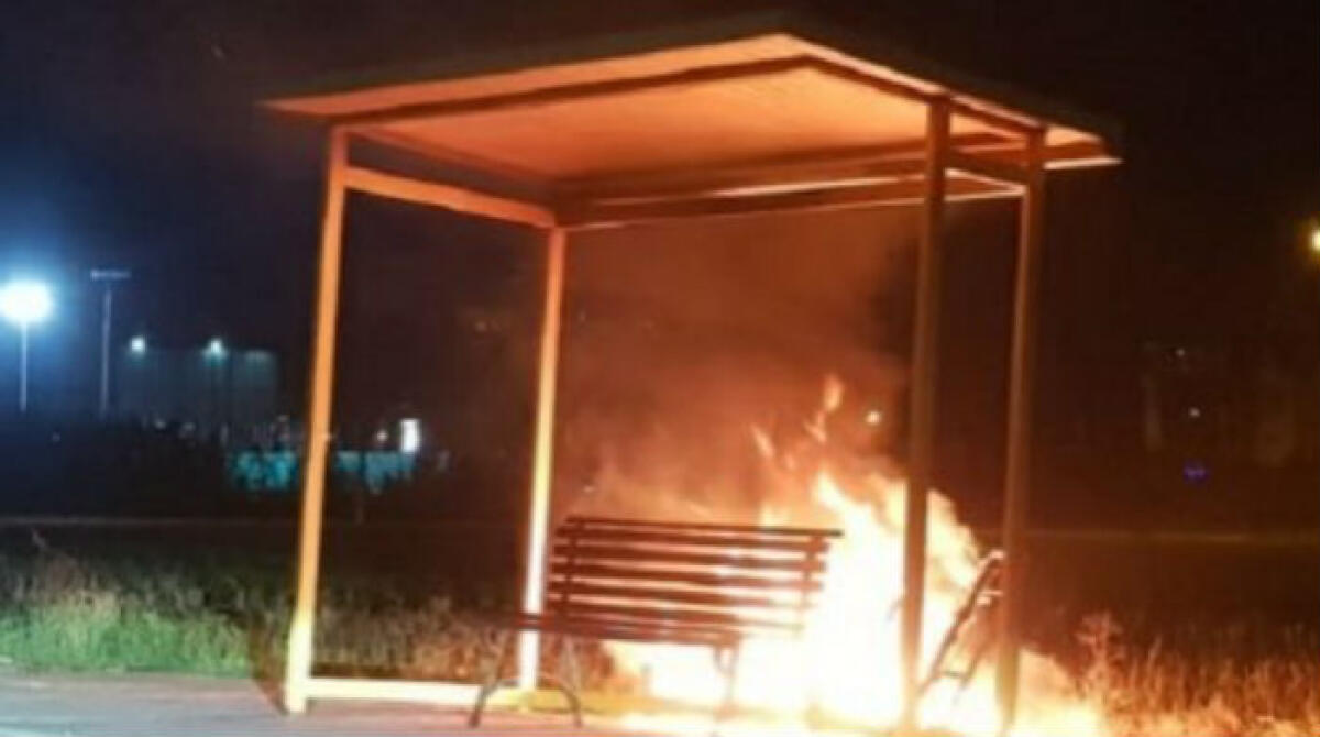 Fermata dei bus a Macchitella in fiamme, distrutta da un rogo - Le fiamme hanno avvolto la fermata