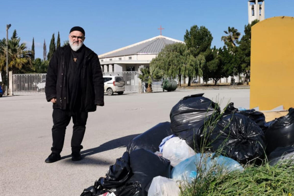 Niente Natale a San Sebastiano, Don Giorgio: "Davanti la chiesa rifiuti e luci spente" - Don Giorgio Cilindrello mostra i cumuli di rifiuti abbandonati davanti la chiesa di San Sebastiano.