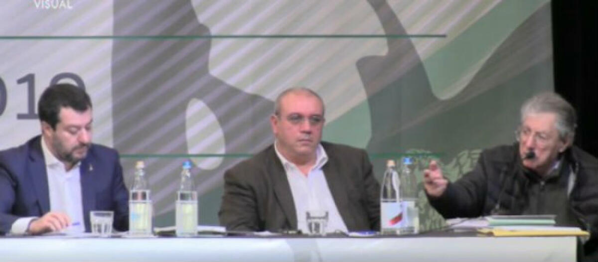 "Aiutiamoli a casa loro", invettiva antimeridionali di Bossi: Sincero, "consiglieri leghisti si dimettano" - Bossi a parlato durante il congresso della Lega