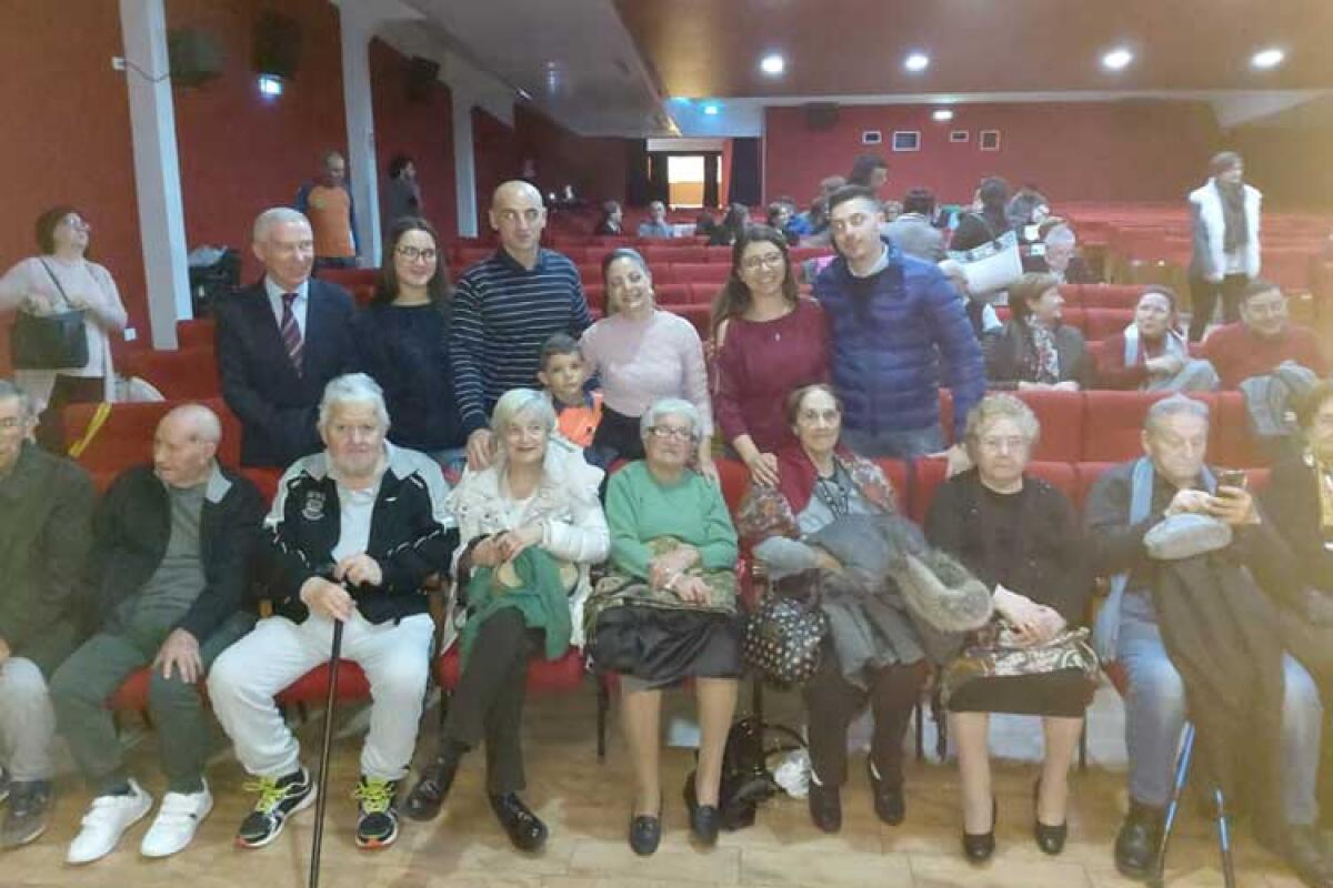 Assistiti della rsa "Santa Barbara" al teatro, per loro un Natale ricco di eventi - Gli assistiti della rsa "Santa Barbara" al teatro di via Pandino.