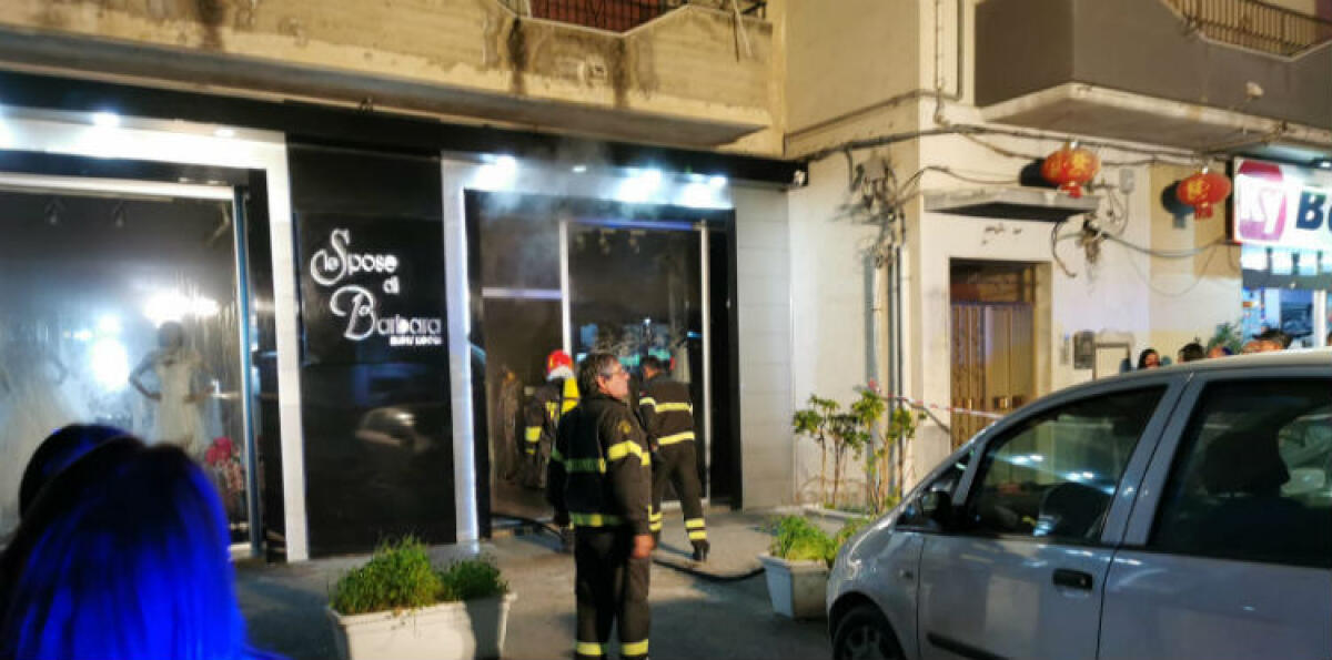 Incendio in un negozio di abiti da sposa in via Venezia, possibile cortocircuito interno -