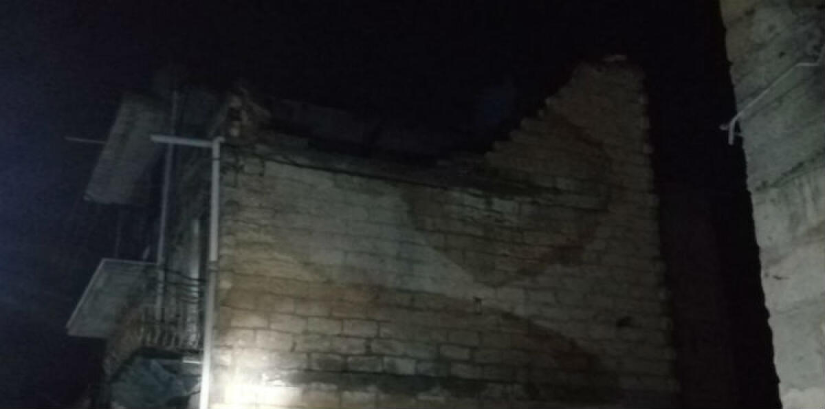 Crolla muro portante abitazione, paura in via Annibal Caro: famiglie evacuate - 