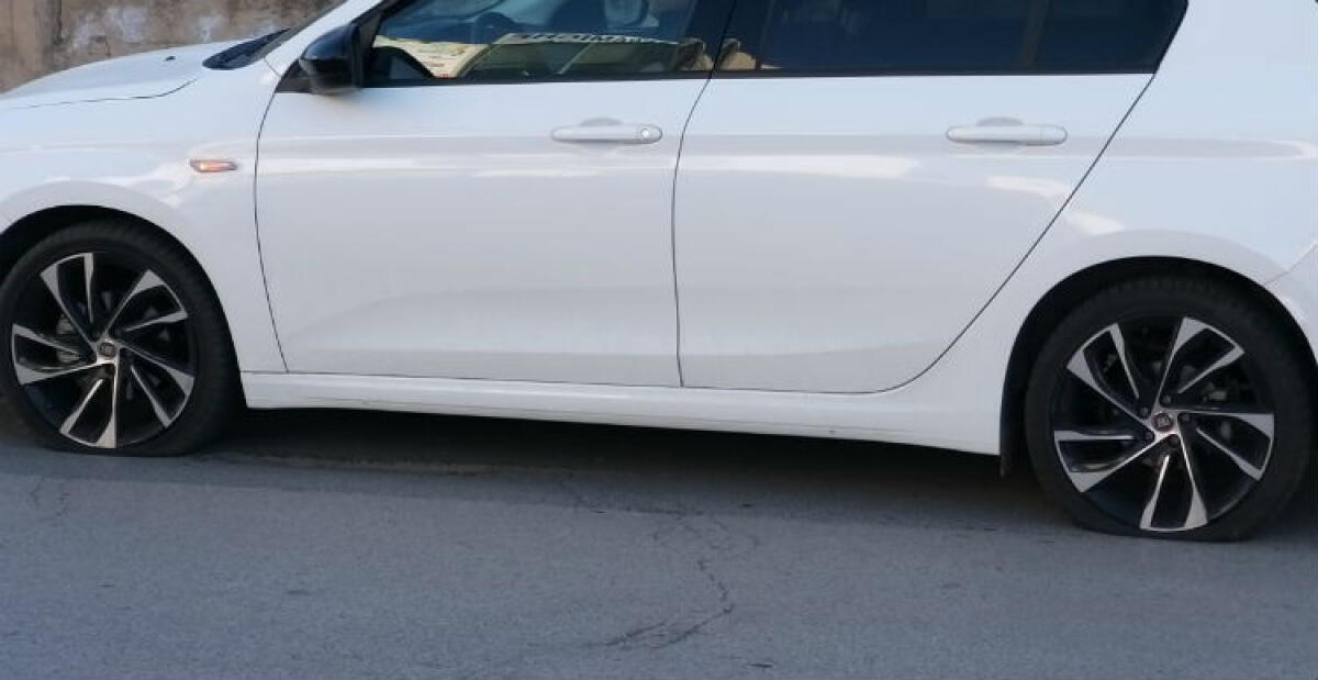 Ancora troppe buche pericolose lungo le strade, distrutti pneumatici di un'auto in transito - Le conseguenze prodotte dalla buca