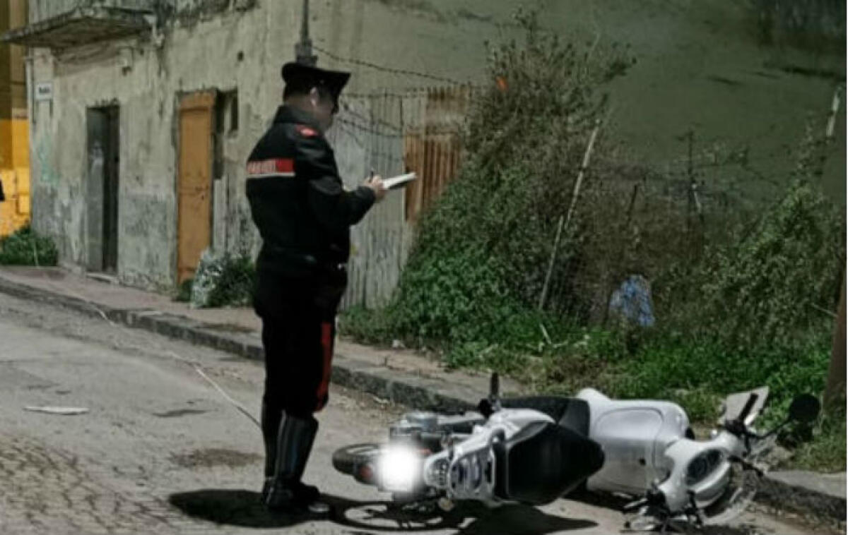 Buca "fatale", giovane scooterista ferito: scaraventato a terra e trasferito in ospedale - L'impatto a terra è stato violento