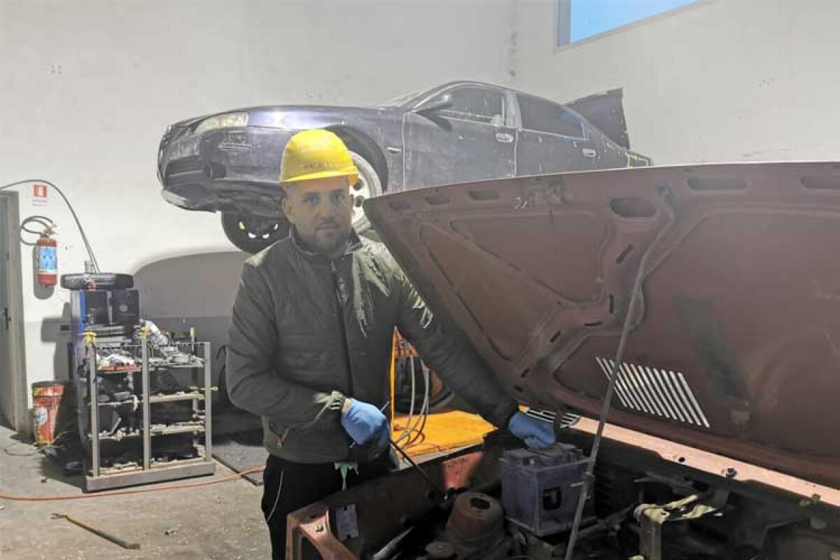 Buoni spesa per le batterie dismesse, ecco il dono di Natale dell'autodemolizione Chimera - Flavio Chimera mentre recupera una batteria da una utilitaria demolita nella zona industriale di Butera. 