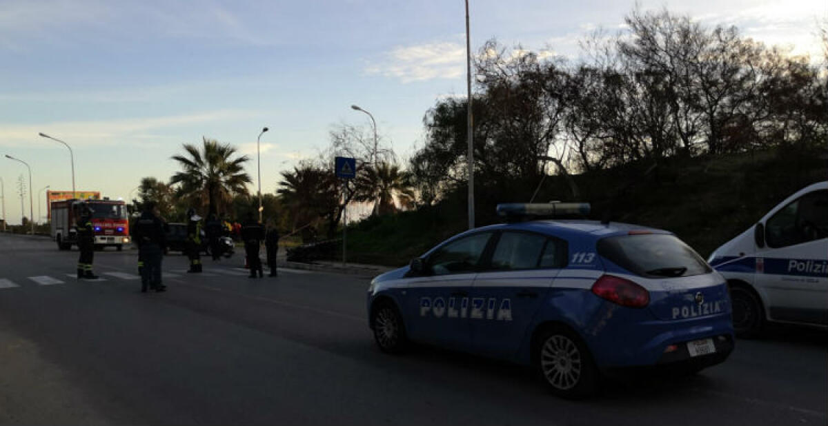 Terribile scontro sul lungomare, in gravi condizioni i coinvolti: impatto tra auto e moto -