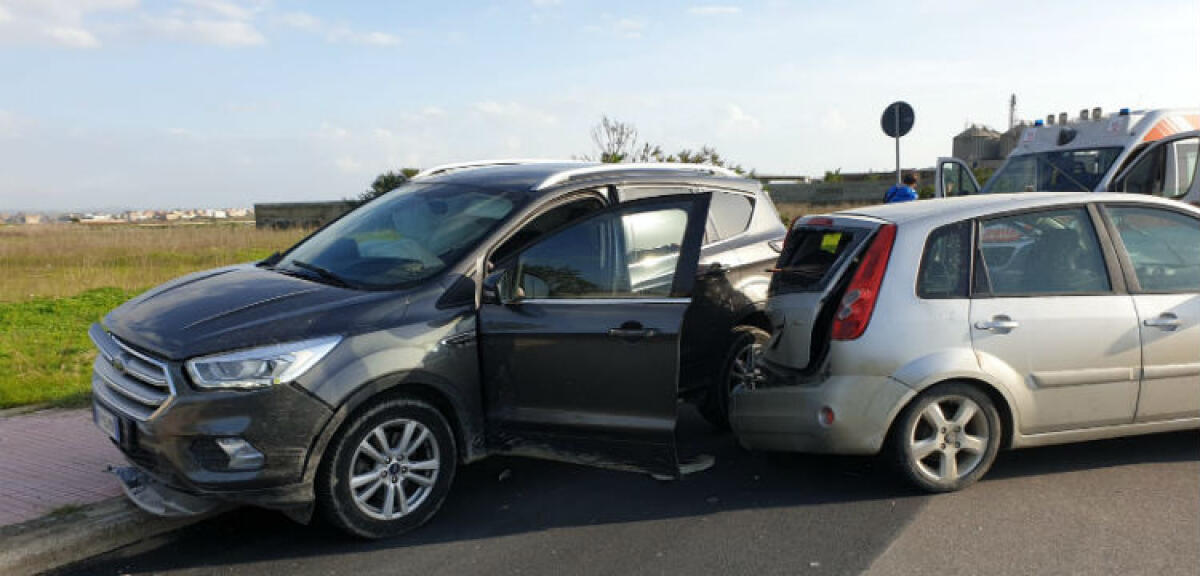 Scontro tra due auto lungo la strada che conduce a Butera, c'è un ferito - Il violento impatto