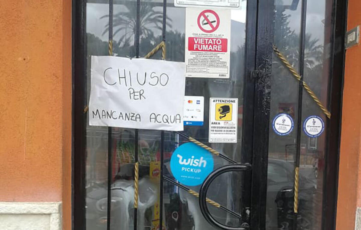 "Chiuso per mancanza d'acqua", bar costretto a sospendere l'attività - 