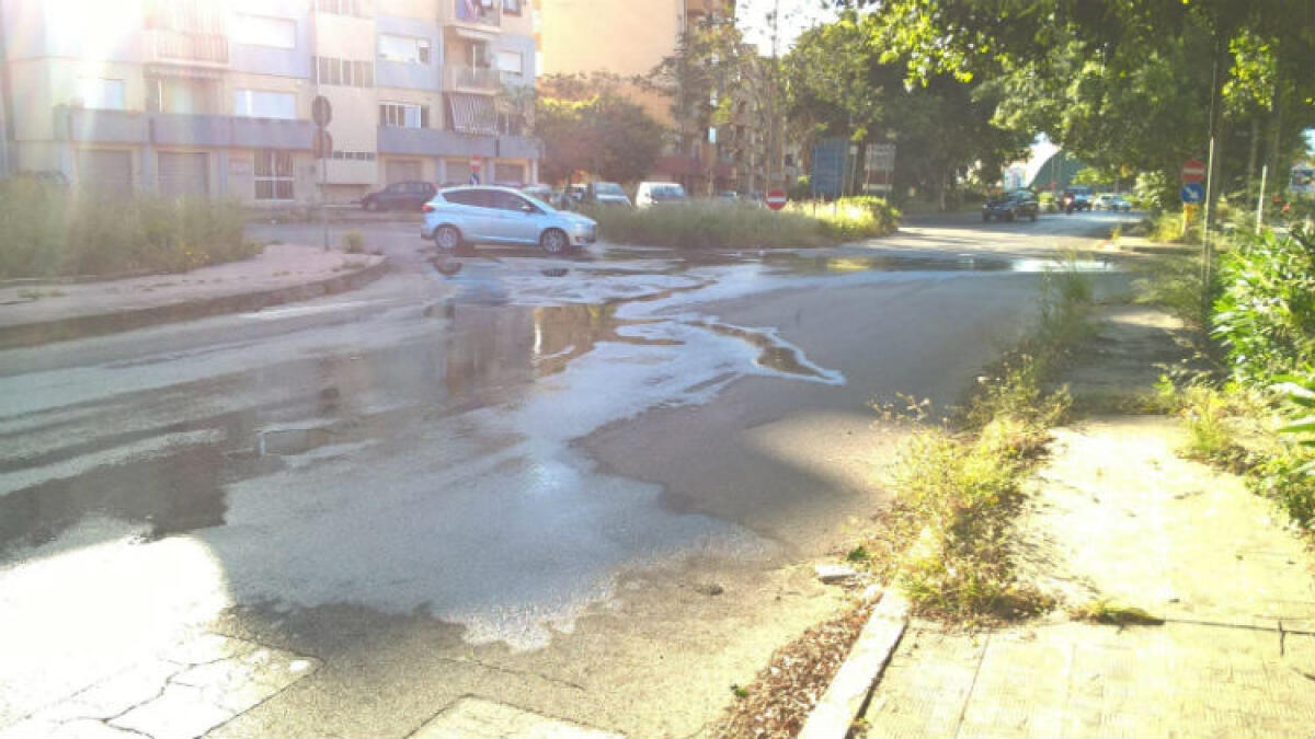 Acqua in strada in via Cascino, guasto costante: presentata interrogazione - L'acqua finisce in strada
