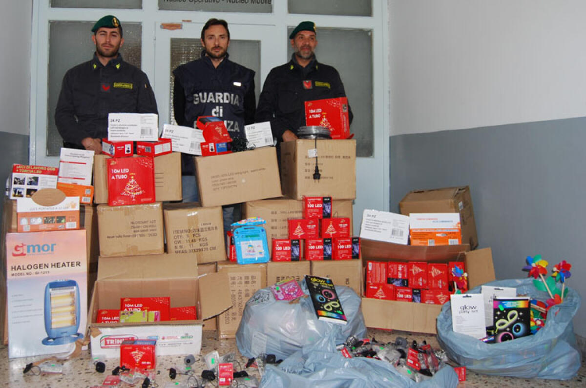 Un milione e mezzo di decori natalizi illegali sequestrati a due cinesi - 