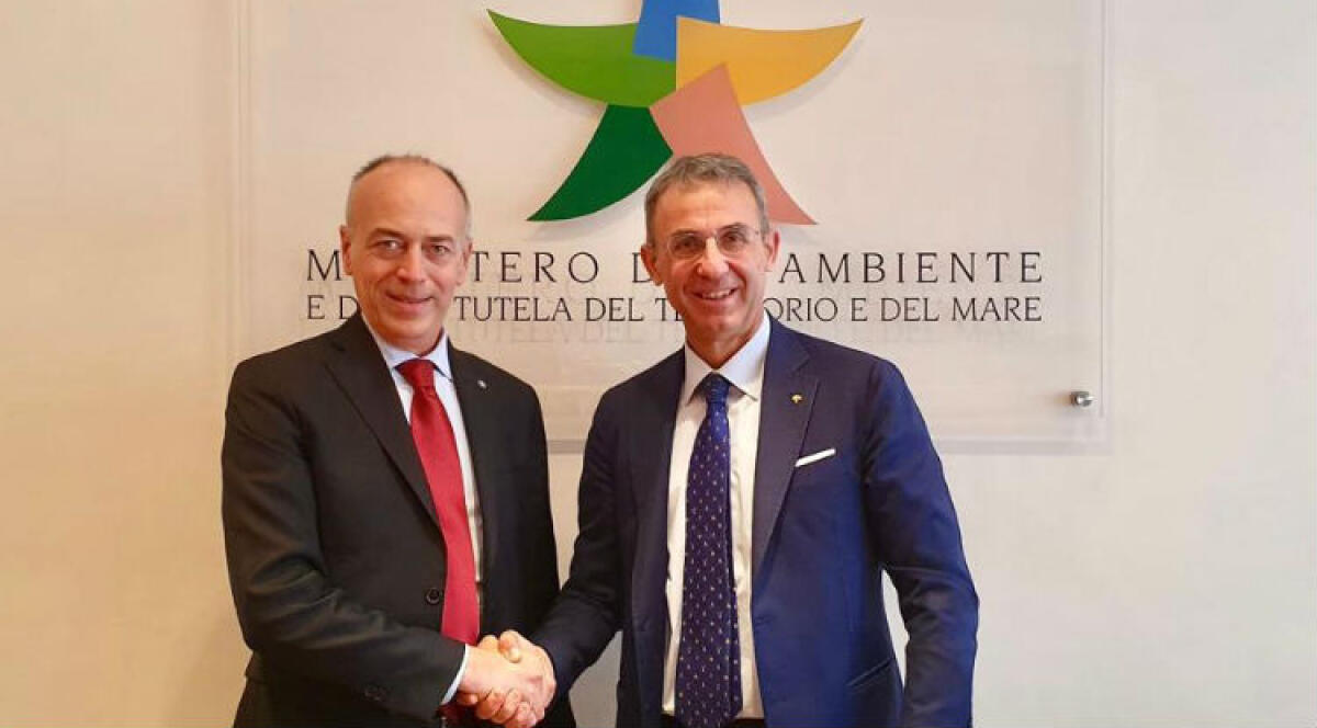 Ufficiale firma proroga Via, protocollo Eni-Ministero: "Smantelleremo aree dismesse" - Il senatore Lorefice e il ministro dell'ambiente Sergio Costa