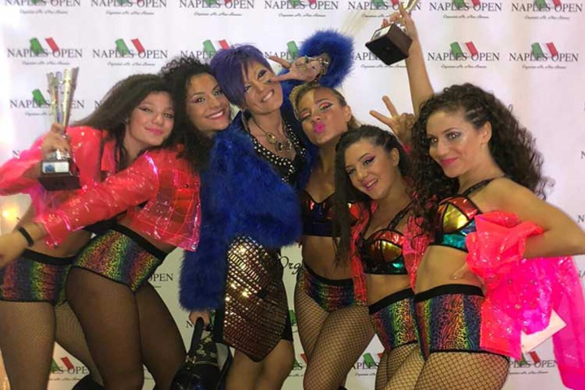 Danza artistica, sono gelesi le campionesse del mondo al "Naples open" - Nella foto, da sinistra: Martina Iannizzotto, Alison Vella, Tatiana Torrisi (insegnante), Elisa Russotto, Chiara Ingegnoso, Alice Lombardo.