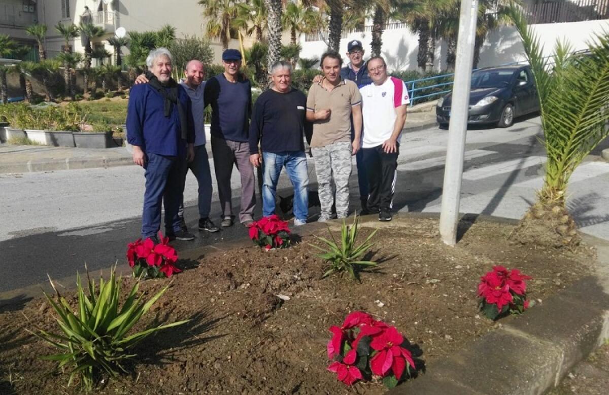 Ospizio Marino, il comitato di quartiere abbellisce aiuole e marciapiedi -