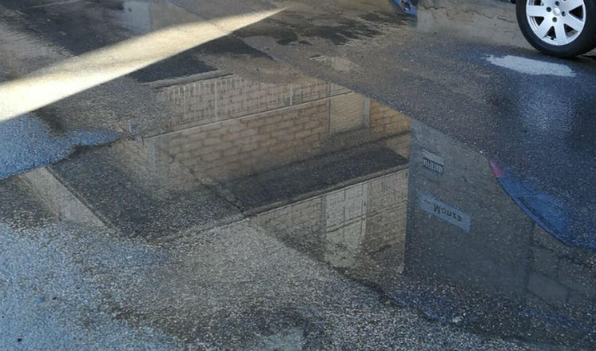Acqua in strada anche in via Monza, perdite continue: Aria Nuova, "rischio igienico-sanitario" - La perdita di via Monza