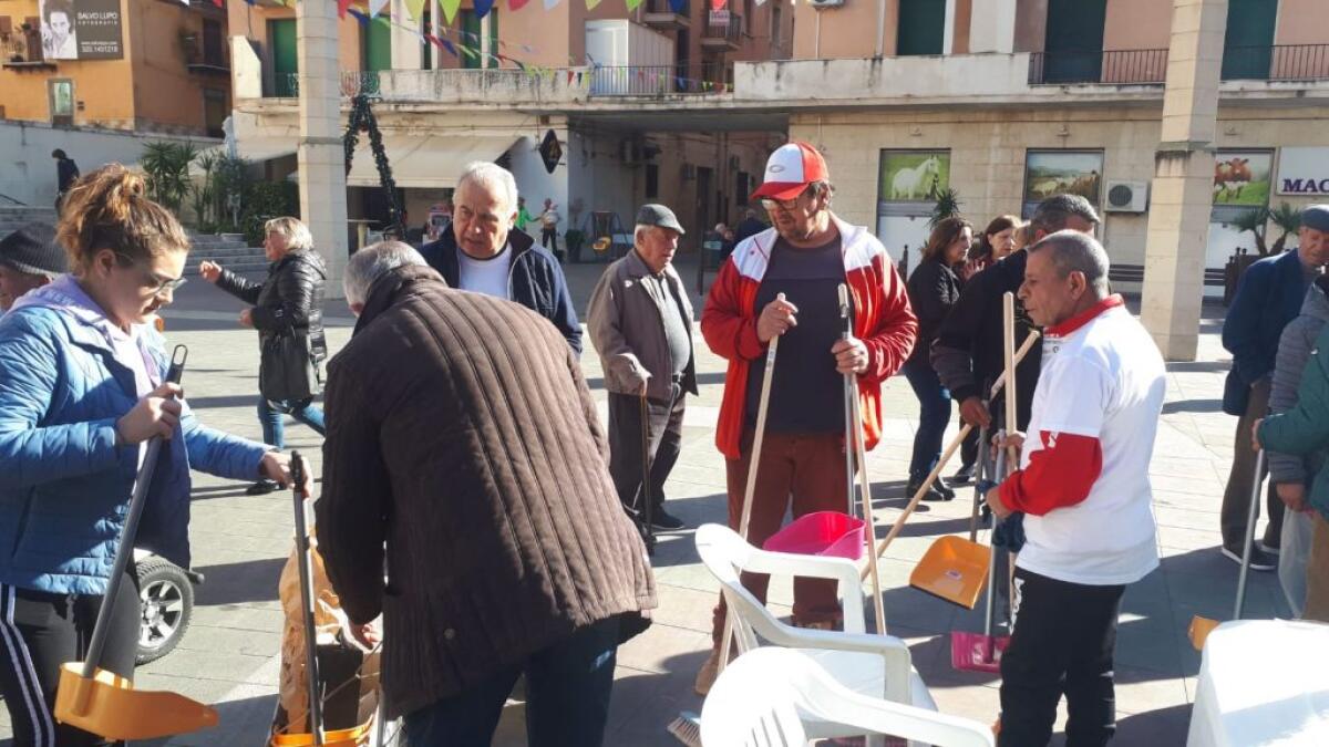 Residenti in strada per ripulire quartiere, a San Giacomo prove di cittadinanza attiva - I residenti hanno ripulito alcune zone del quartiere
