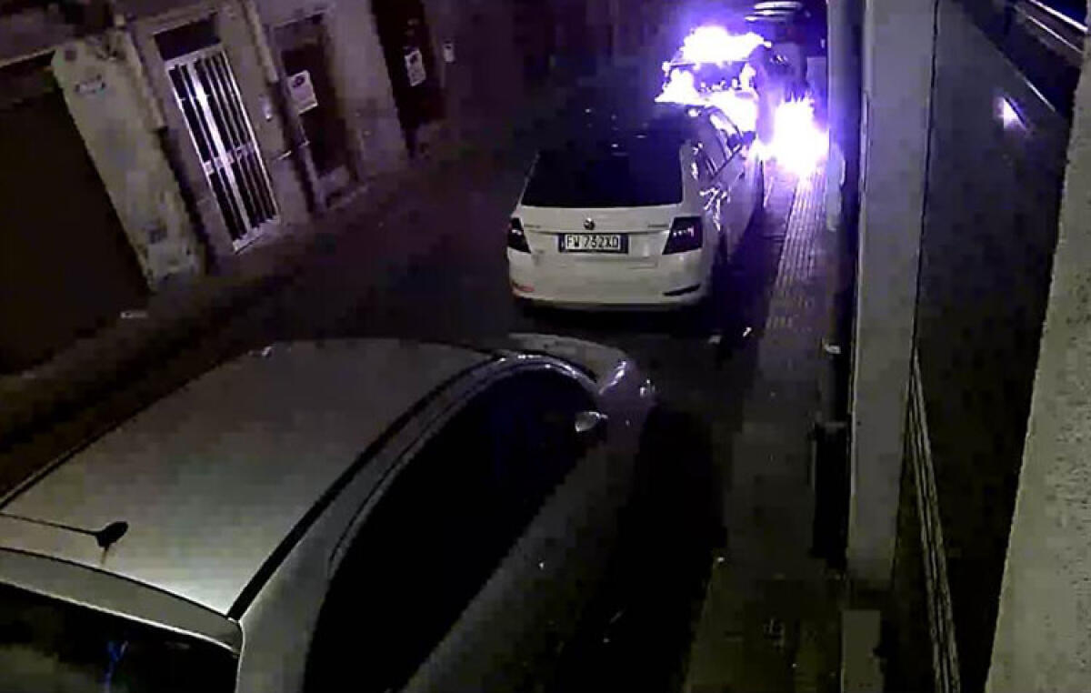 Incendiava l'auto dei conoscenti della sua ex, arrestato un 28enne - 