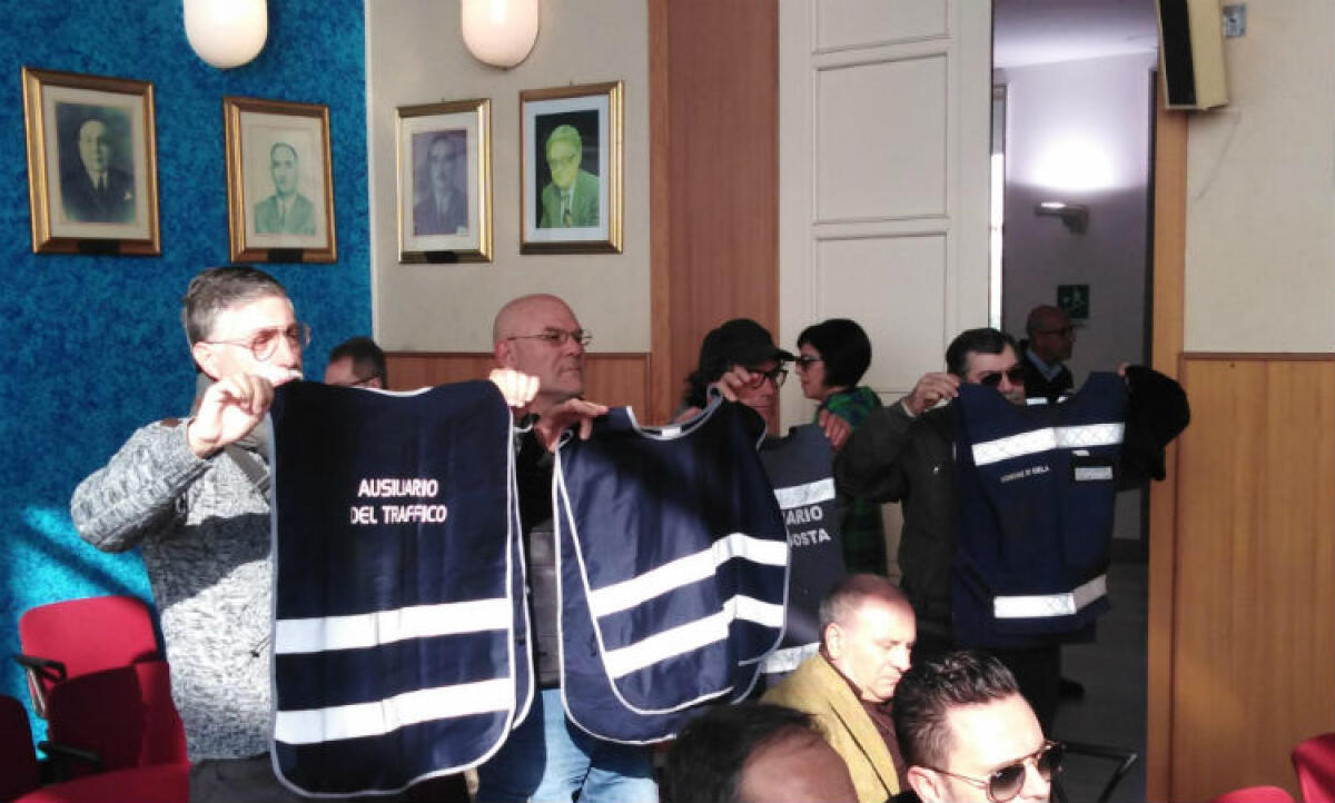 Protesta simbolica degli ex strisce blu in consiglio, "nelle aree di parcheggio illegalità legalizzata" - Gli ex strisce blu hanno mostrato le loro pettorine