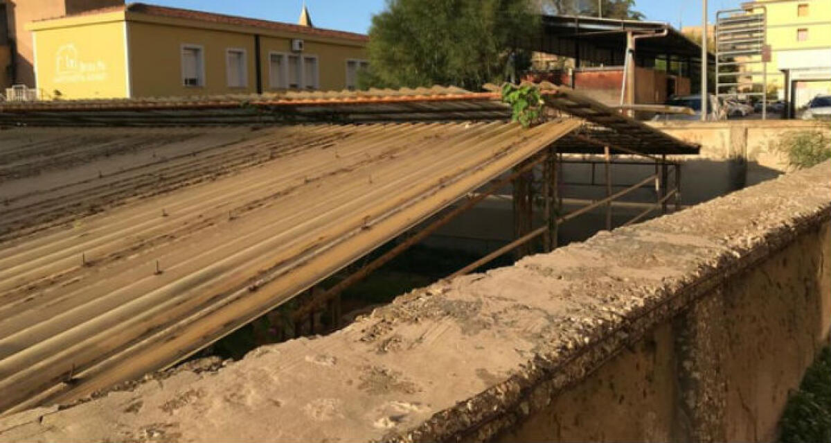 Forti raffiche di vento sulla città, volano via lastre di copertura dei bagni greci - 