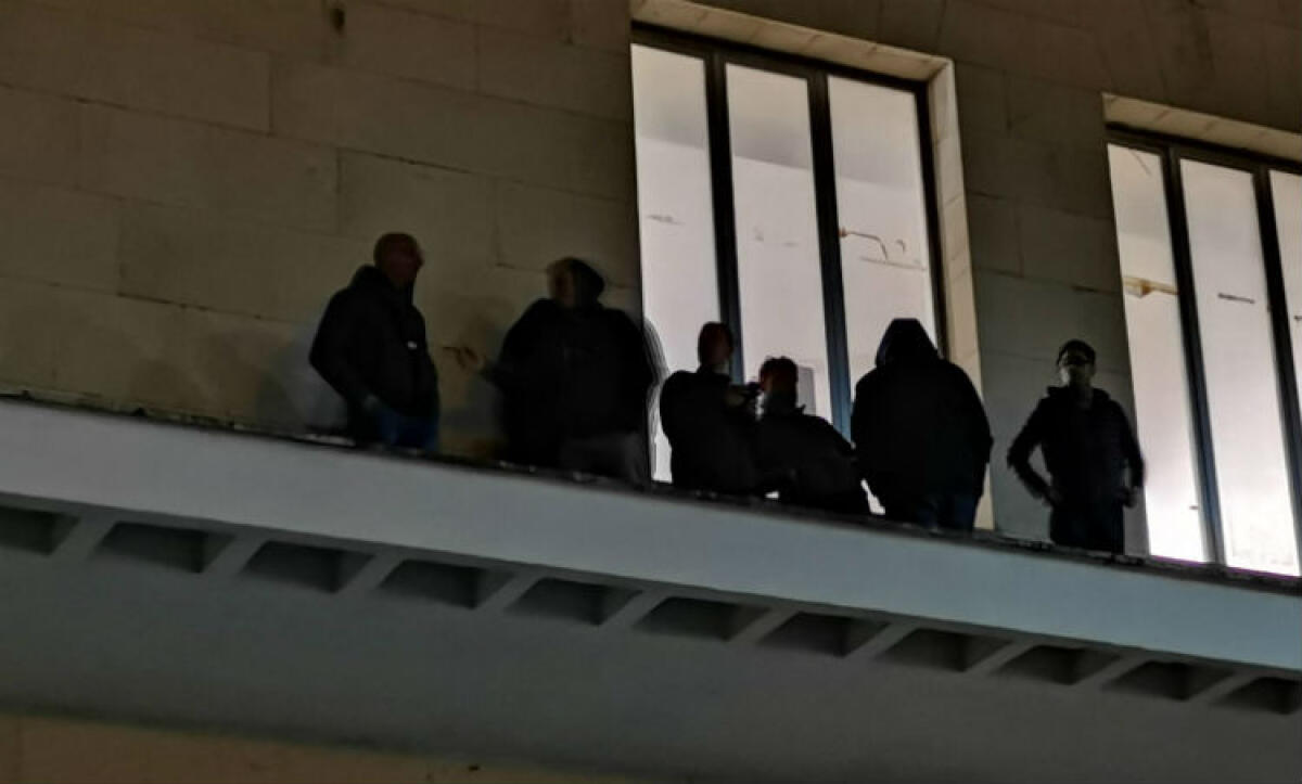Sospesa la protesta degli ex operatori Tekra dopo la mediazione in Prefettura - I lavoratori hanno protestato sul cornicione del municipio