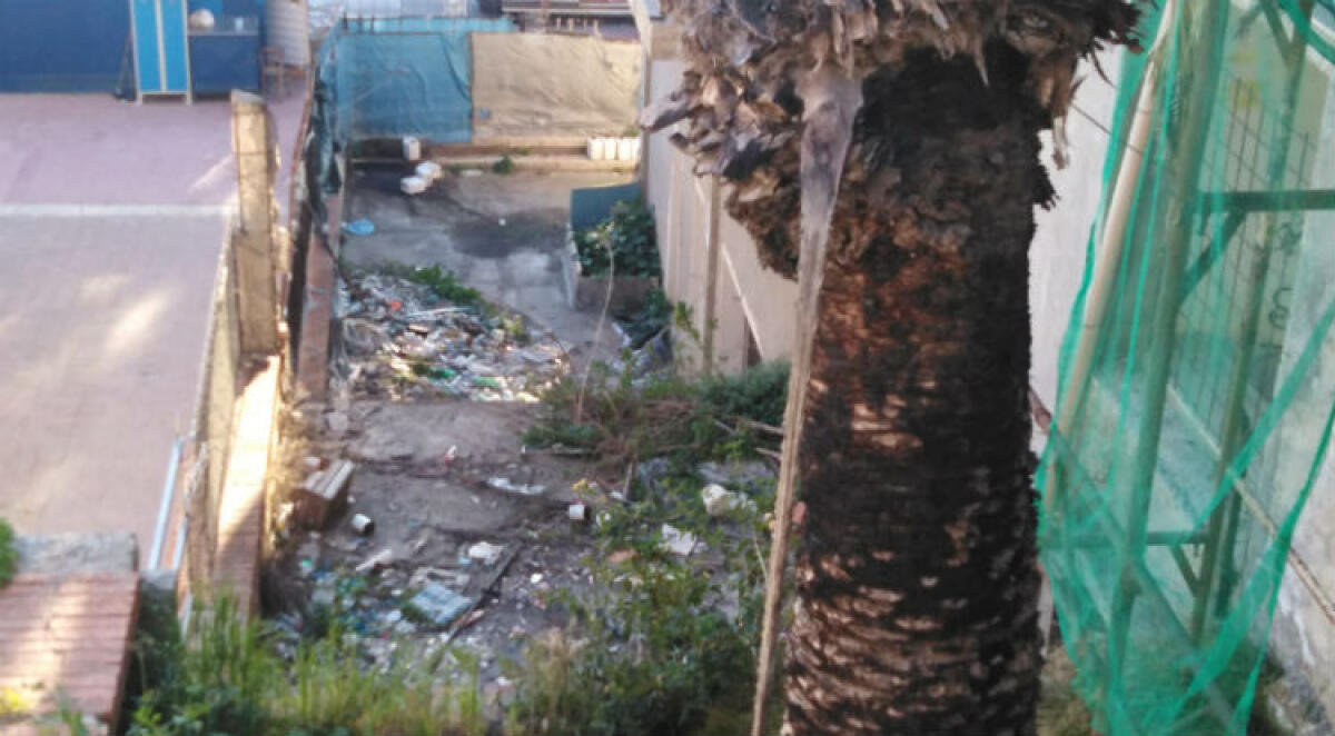 L'ex albergo nel degrado, da anni non si trovano soluzioni: mini discariche e abbandono - Il degrado è ben visibile già dall'esterno