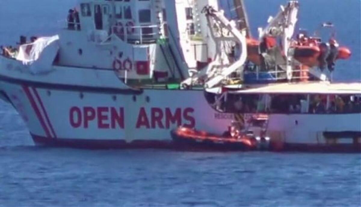 La nave Open Arms soccorre 158 immigrati al largo della Libia - 