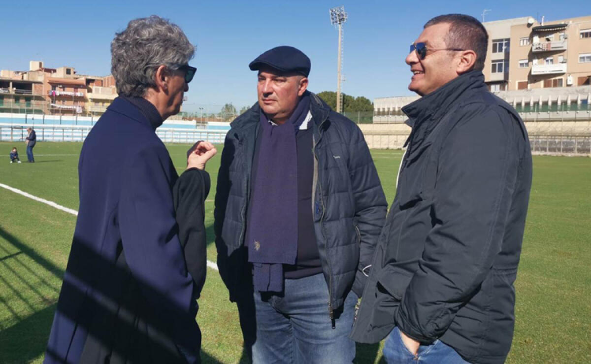 C'è la data: lo stadio Vincenzo Presti riaprirà il 26 gennaio - Il dirigente Tuccio (di spalle), il consigliere Giuseppe Morselli (al centro) e l'assessore Ivan Liardi