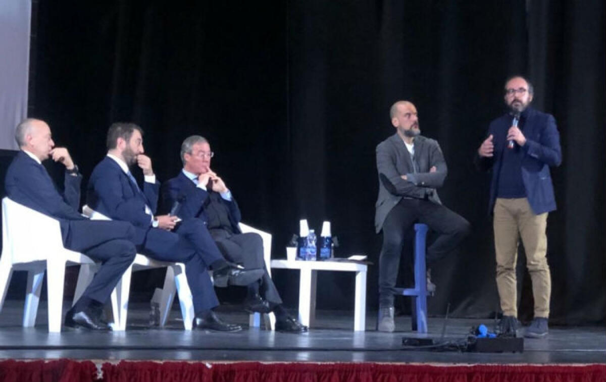 Giudice "consegna" la vertenza a Cancelleri e Greco: "Sbloccare Gela e gli altri comuni della provincia" - Giudice ha simbolicamente consegnato la vertenza al viceministro e alle altre istituzioni