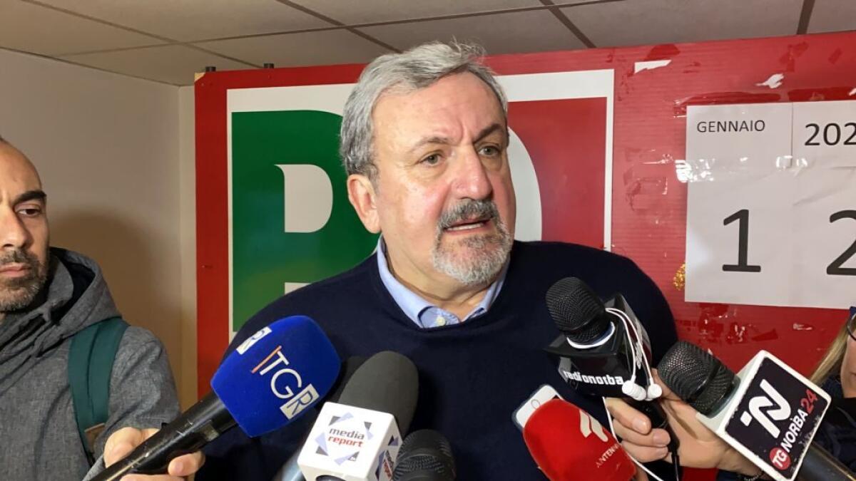 EMILIANO VINCE LE PRIMARIE IN PUGLIA CON IL 70% - 