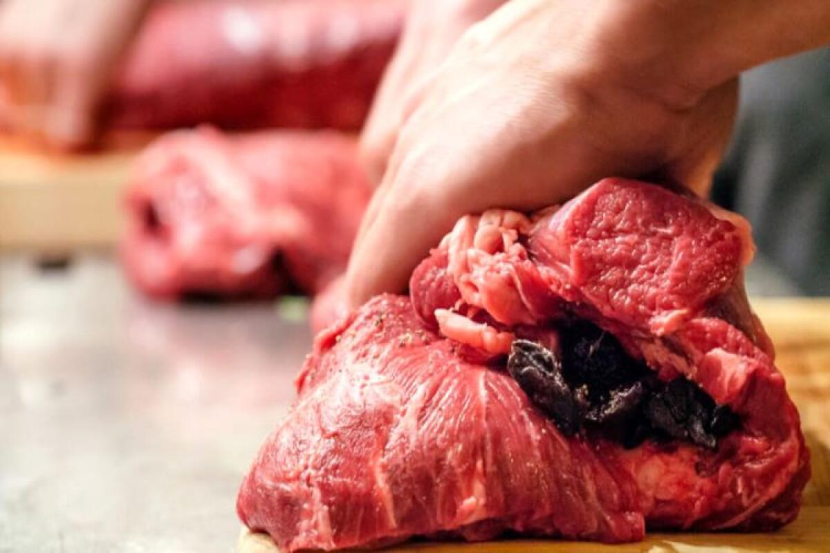 Carne scaduta per i bambini della mensa, sequestrate 8 tonnellate di merce -