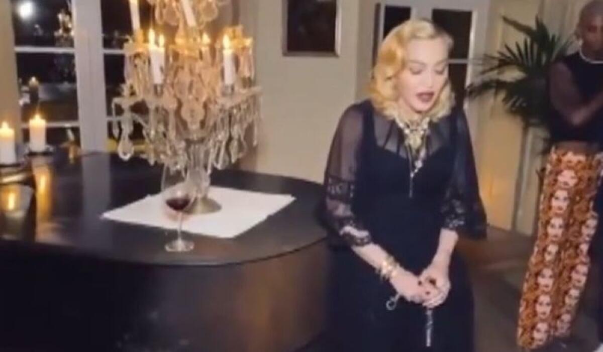 MADONNA ANNULLA TAPPA DEL SUO TOUR A LISBONA, CAMMINA CON BASTONE - 