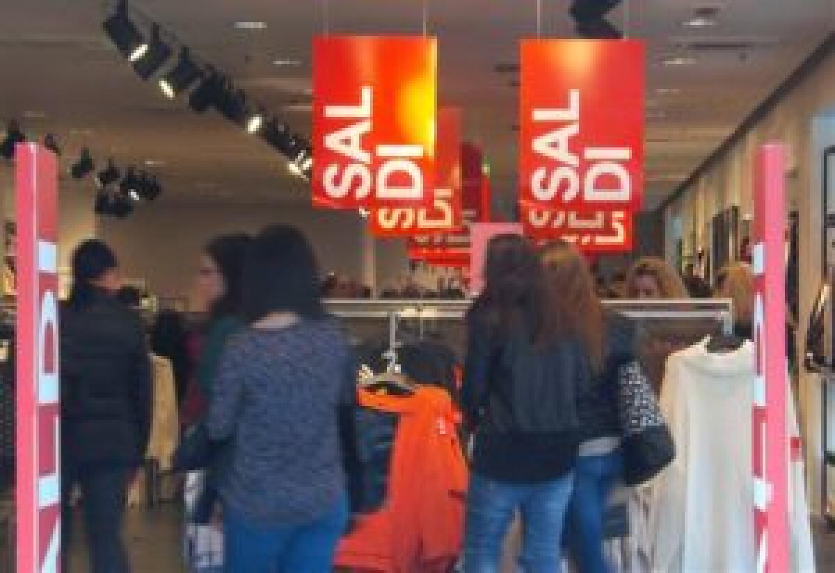 ‘VOGLIA’ DI SALDI PER DUE ITALIANI SU TRE - 