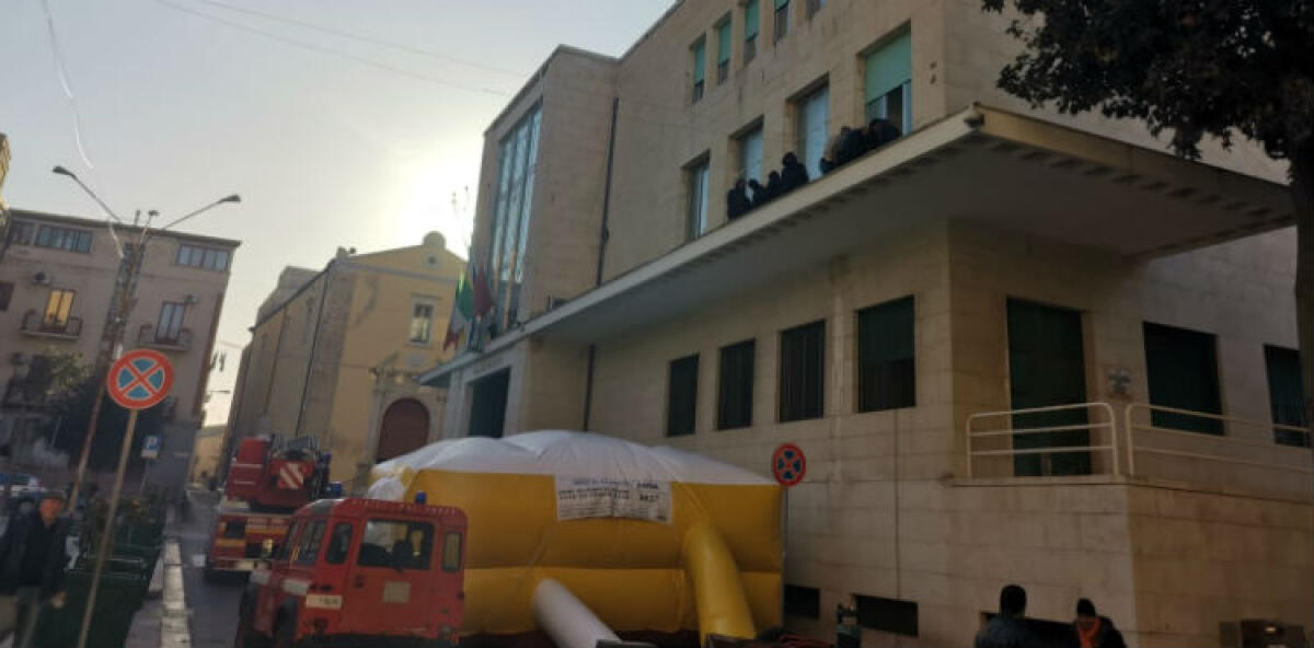 Operai Tekra in protesta da ieri notte, anche questa mattina sul cornicione del municipio - La protesta dei lavoratori sul cornicione del municipio