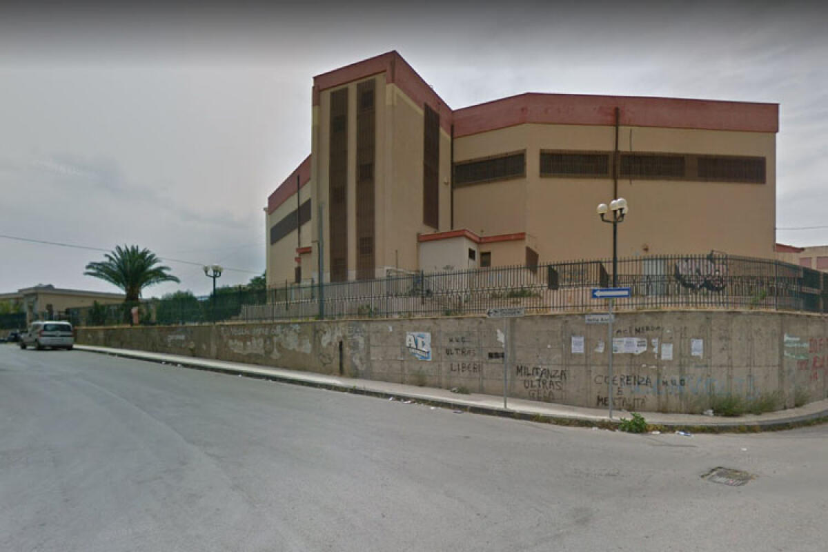 Ragazzina investita da un'auto mentre va a scuola in via Pitagora, operata d'urgenza - 