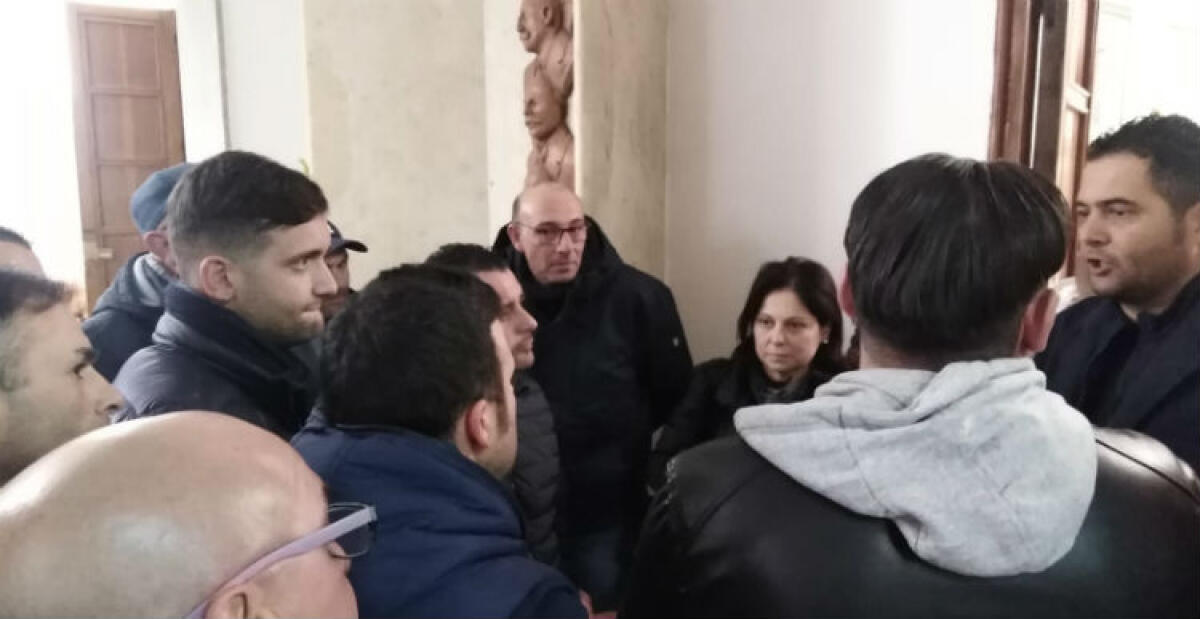 "Cgil, Cisl e Uil non erano con i lavoratori Tekra che rischiano il posto", Usb e Filas: "No tagli" - I diciotto lavoratori nelle scorse settimane hanno protestato in Comune 