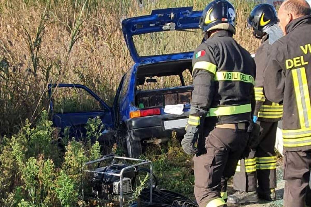 Grave incidente alle porte del centro abitato, pensionato trasferito con elisoccorso - La Fiat 600 coinvolta nel sinistro sulla ss 115