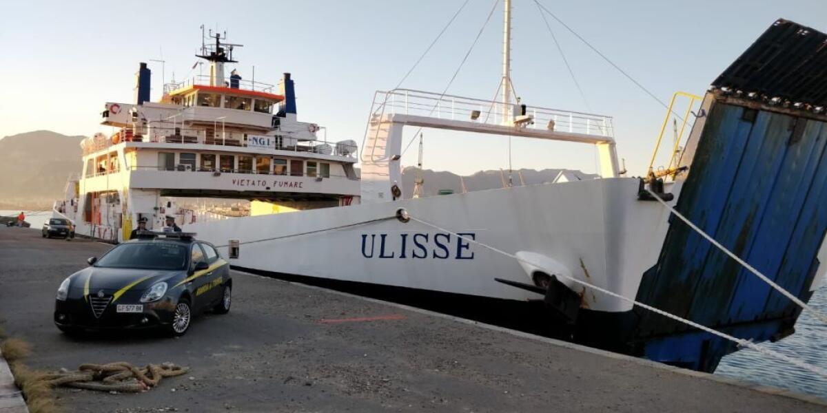 FRODE SUI FONDI PUBBLICI, SEQUESTRATI TRE TRAGHETTI ALLA CARONTE -