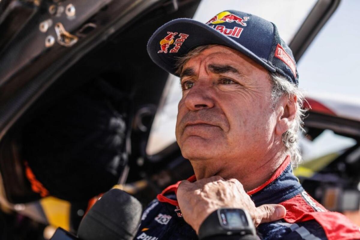 CARLOS SAINZ VINCE A 57 ANNI LA SUA TERZA DAKAR - 