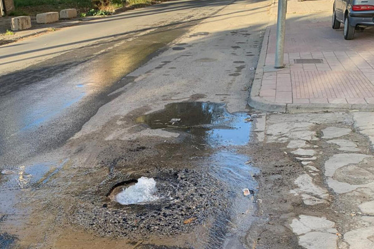 Rubinetti a secco e allagamenti diffusi, "vulcanelli" in via Cascino ignorati da Caltaqua - Ecco lo stato di degrado in via Generale Cascino, a pochi metri dal Palazzo di giustizia.